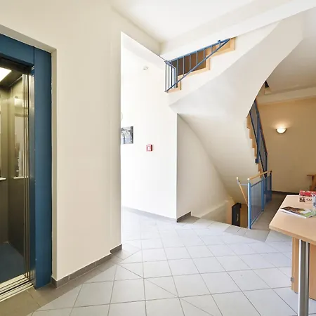 Ferienwohnung-12-fuer-6-personen-strandnah-in-sellin-auf-ruegen-villa-celia-wlan-sauna