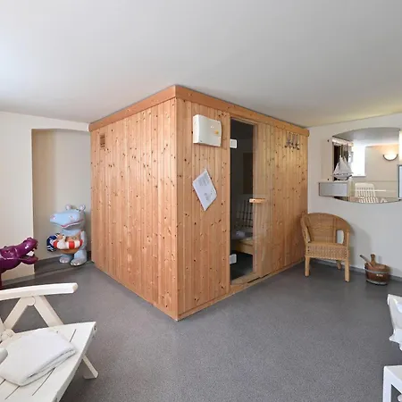 Ferienwohnung-12-fuer-6-personen-strandnah-in-sellin-auf-ruegen-villa-celia-wlan-sauna *