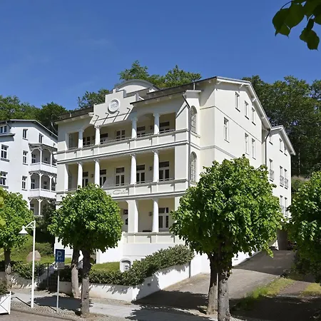 Ferienwohnung-12-fuer-6-personen-strandnah-in-sellin-auf-ruegen-villa-celia-wlan-sauna Apartment *